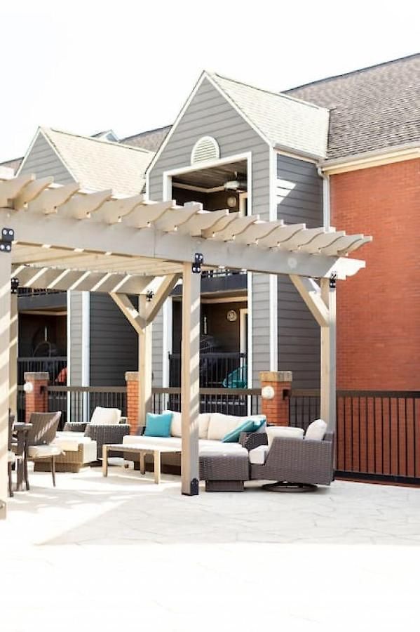 Stylish Downtown With Patio & Free Parking *