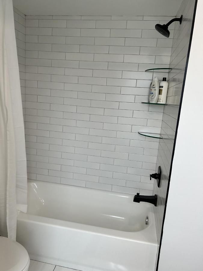 Apartment Stylish Downtown With Patio & Free Parking *