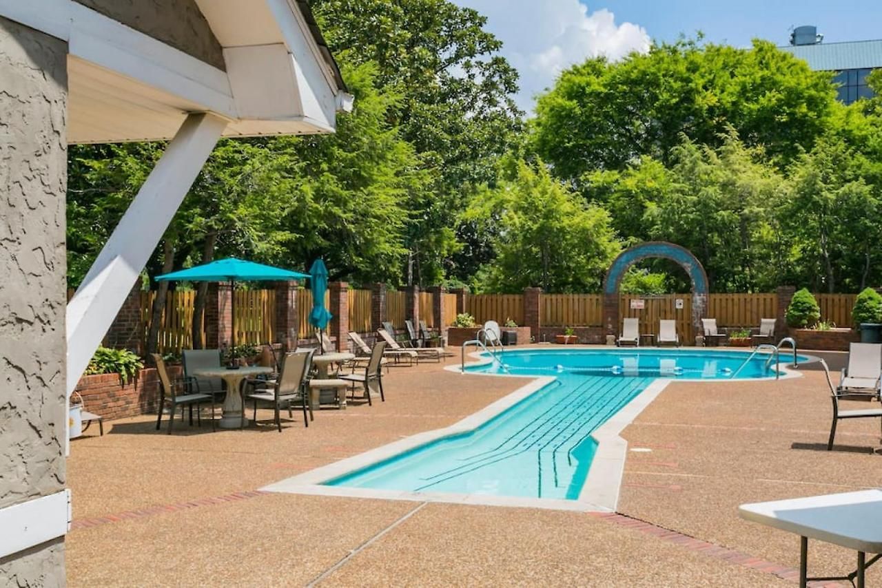 To The Stars On Music Row With Pool And Free Parking Holiday home *
