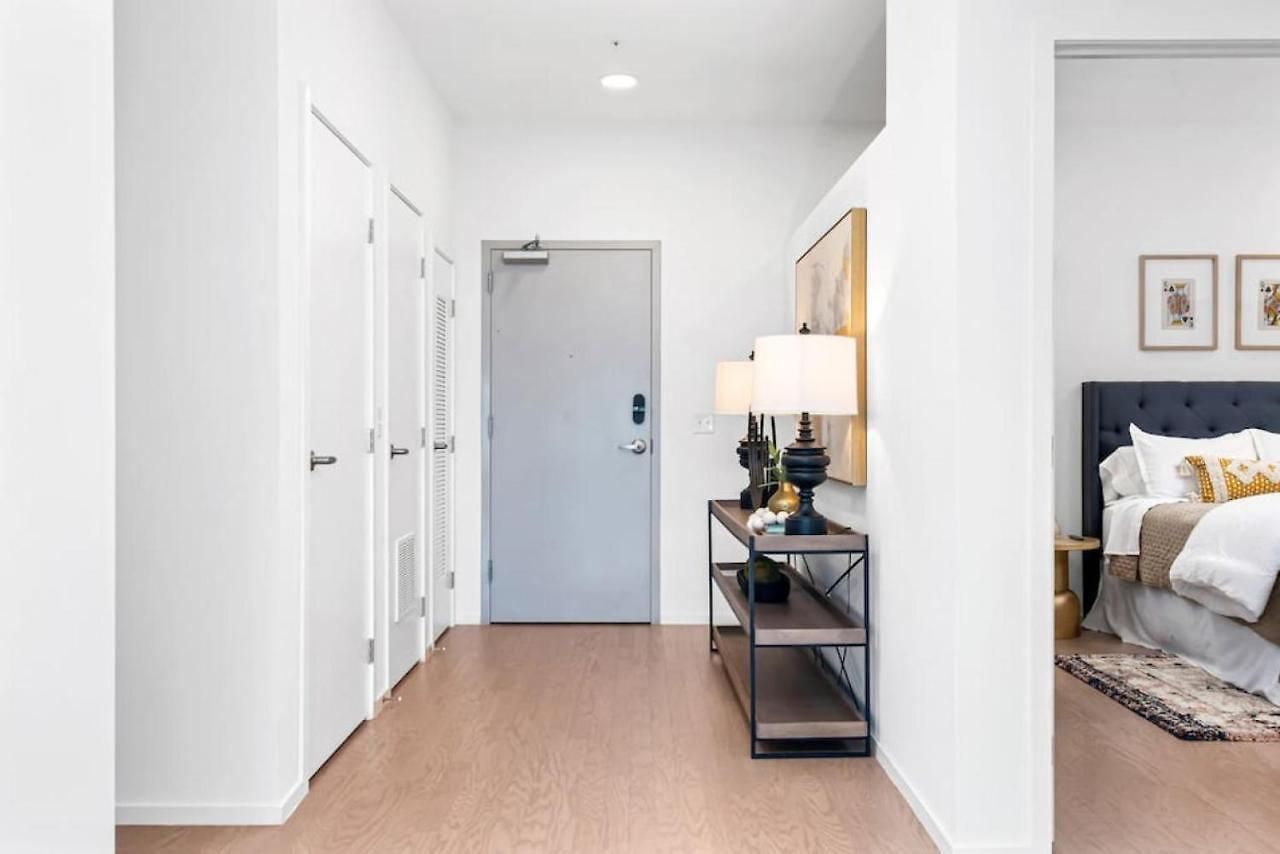 Penthouse River View Walk Downtown, Garage Parking *