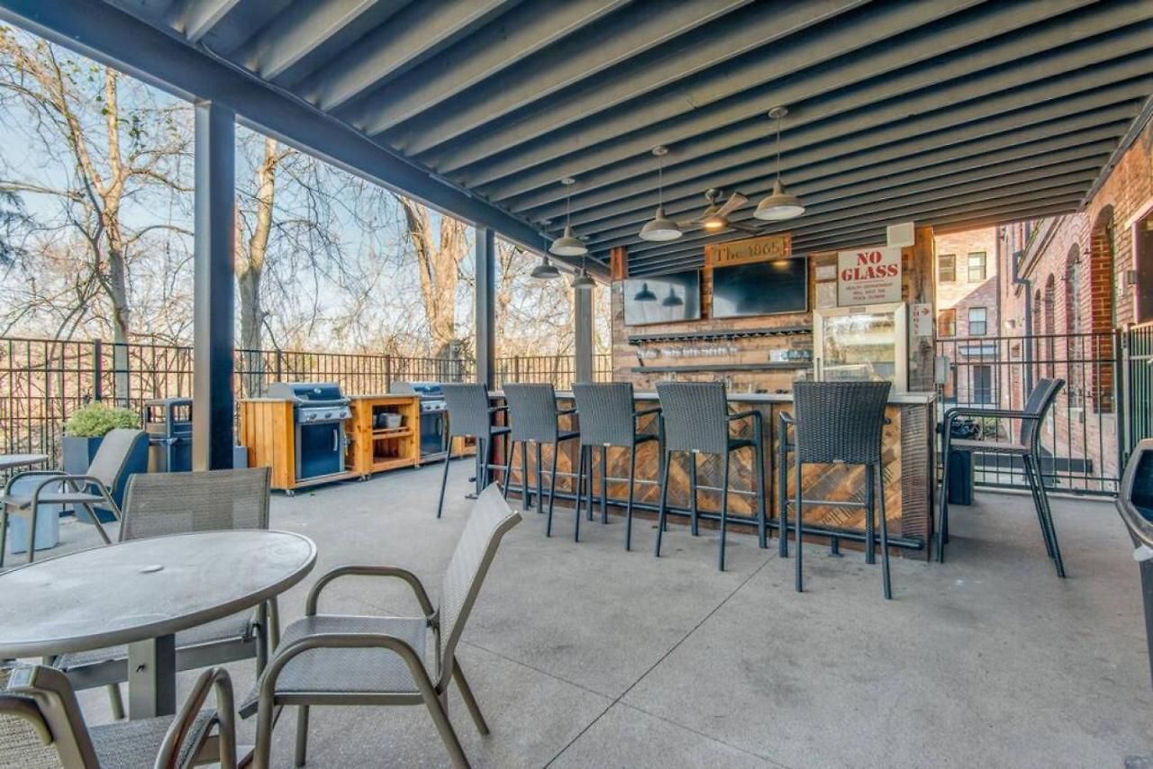 Regal Retreat In Pool Gym Free Parking Holiday home Nashville