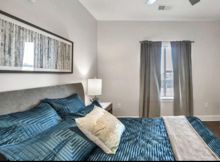 Spacious Castle W Gym Pool Free Parking I Walk To Dowtown N Broadway Apartment Nashville