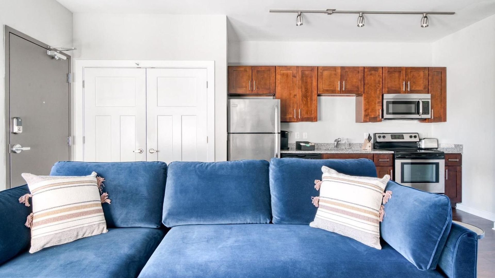 Cozysuites Music Row Bold 1br In Midtown Apartment *