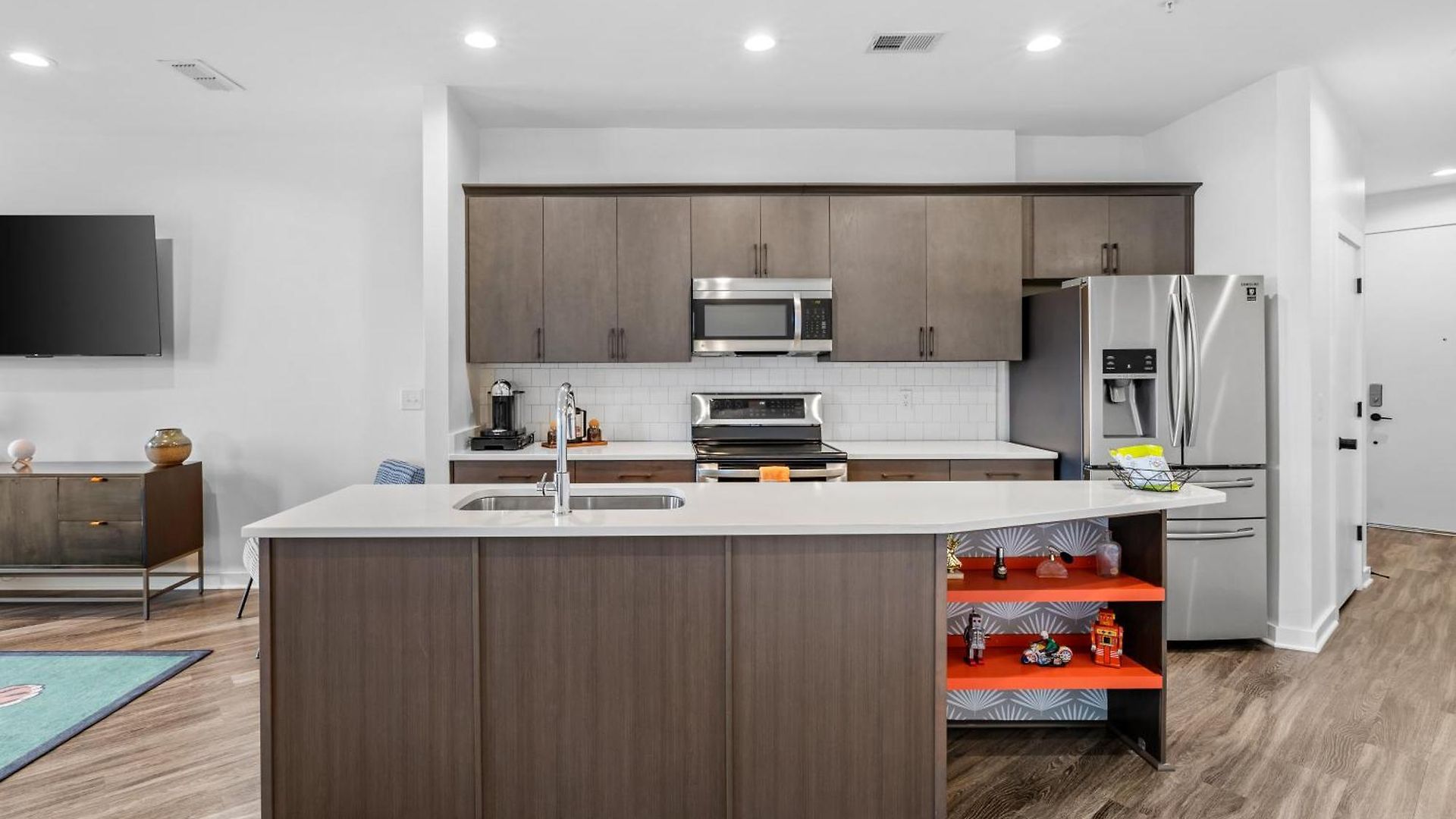 Modern, Free Parking, Walk To Everything Apartment *