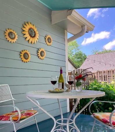 Peaceful Private Cottage, Walk To Park & 5 Mins To Downtown 4*