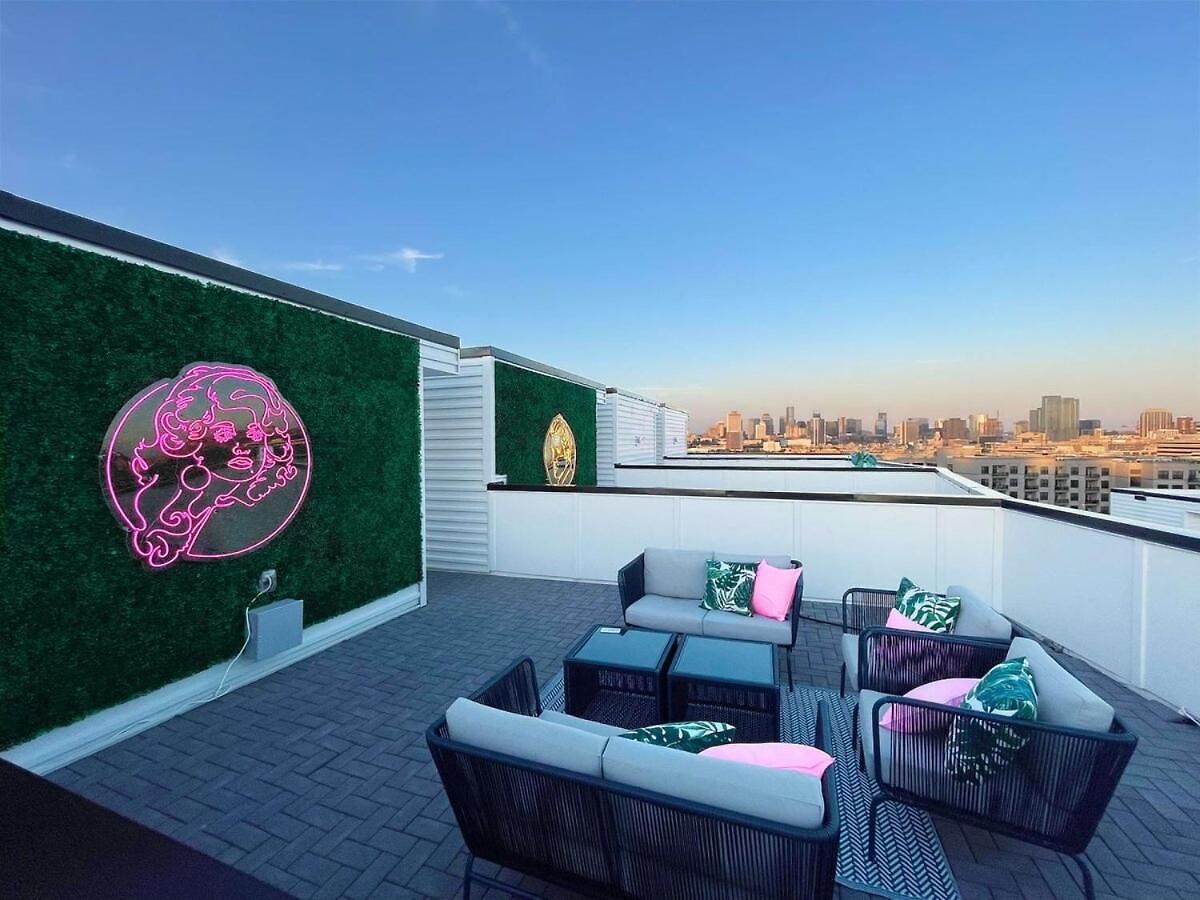 King & Queen 2 Homes - 24 Beds Views