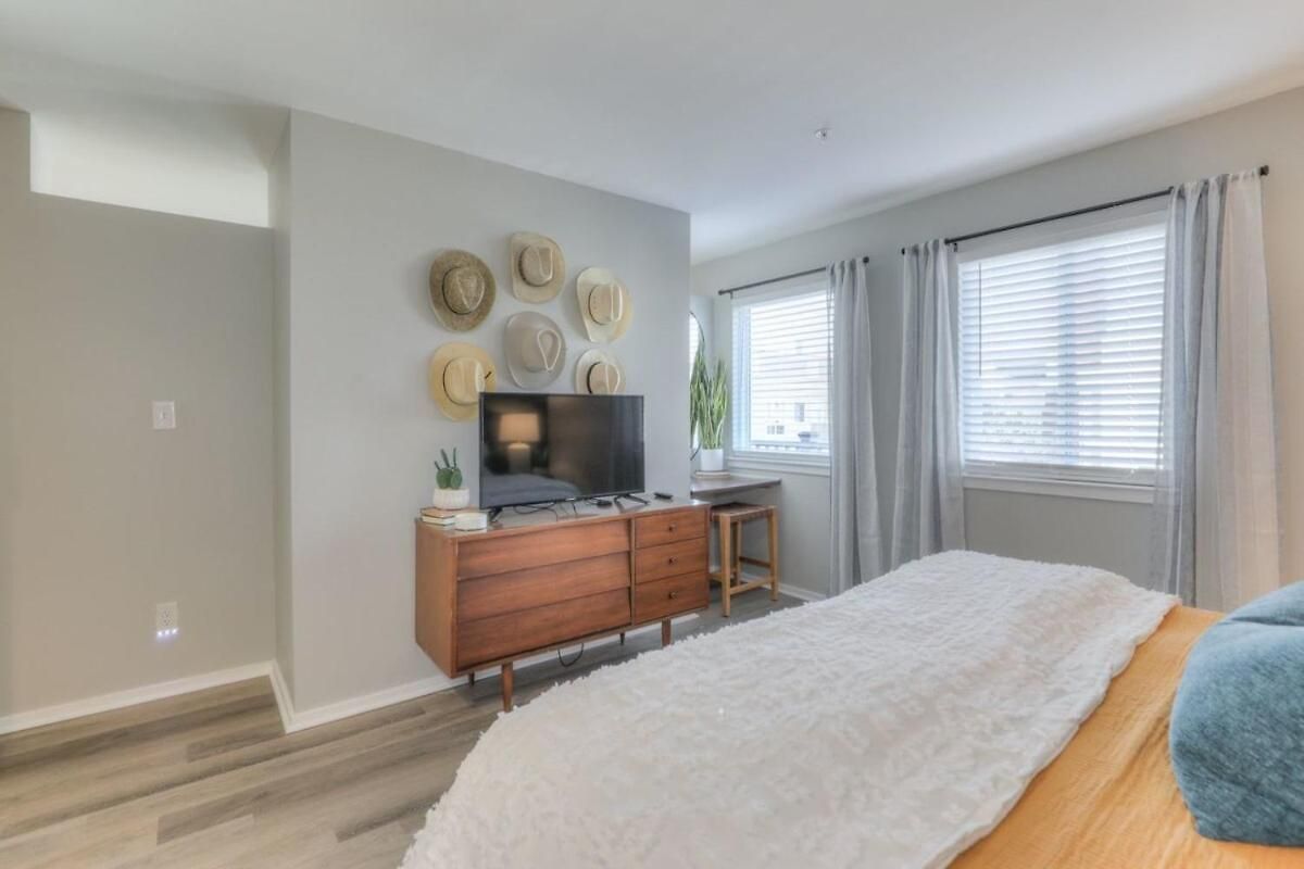 Walk To Broadway Riverfront With Pool Apartment