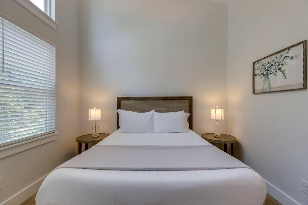 New Townhome 5 Mins To Broadway Sleeps 8 *