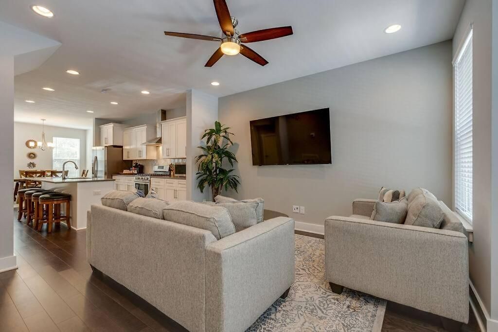 New Townhome 5 Mins To Broadway Sleeps 8 Holiday home Nashville