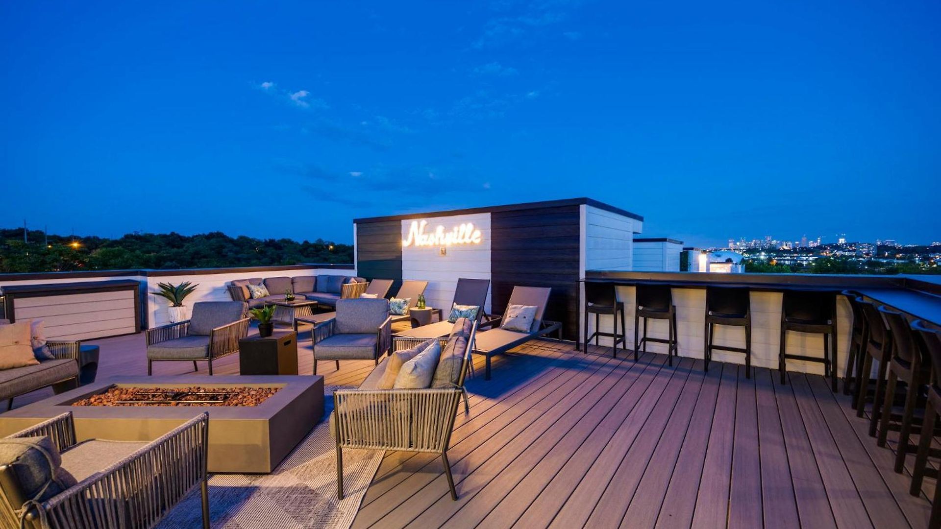 Rooftop Skyline Views Dt Nash Sleeps 12 Holiday home