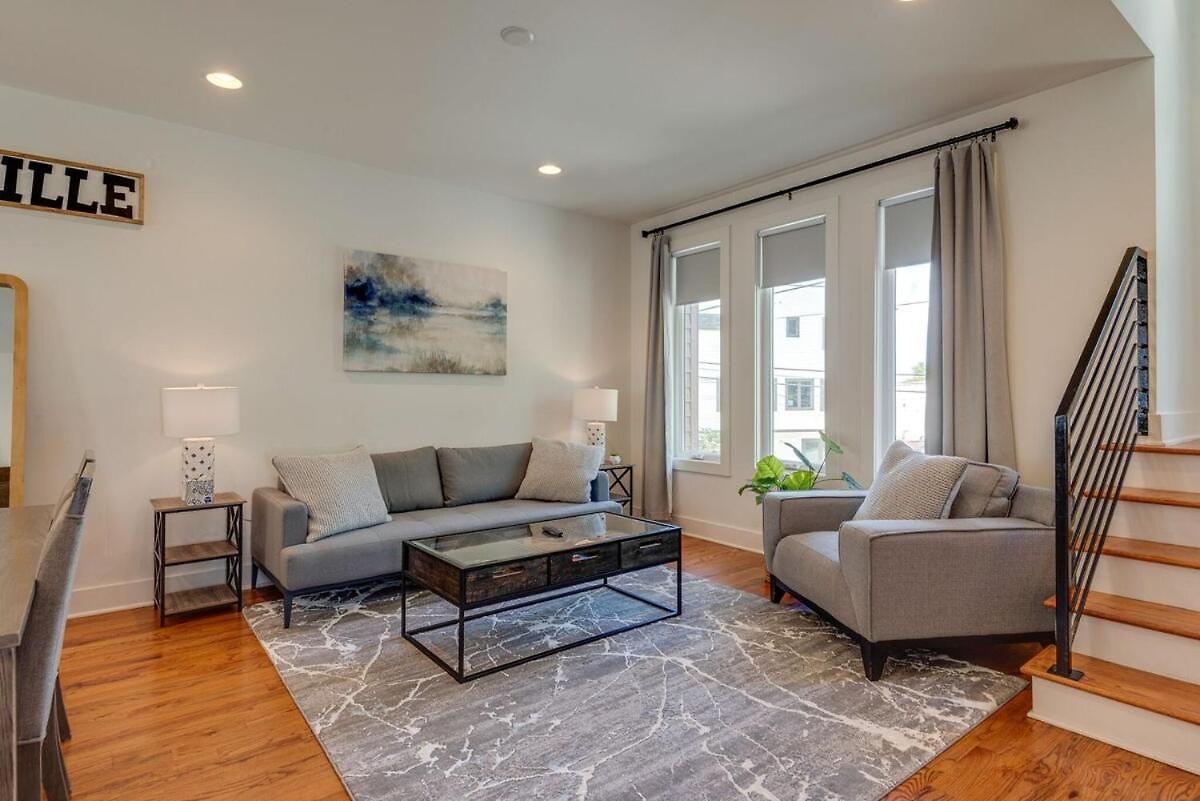 10 Percent Off New Downtown Sleeps 8 Holiday home *