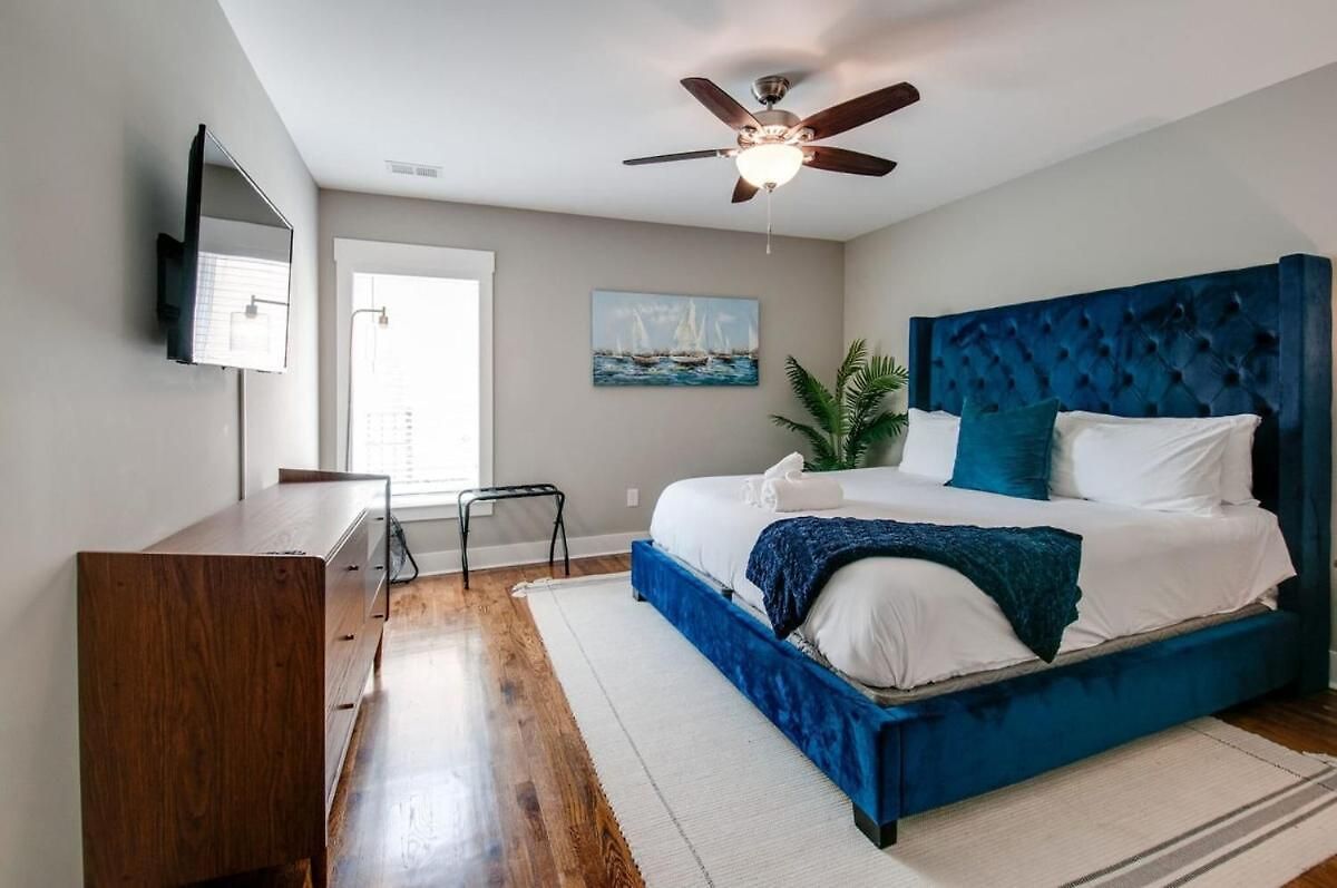 New With 2 King Beds Walk To Bars *