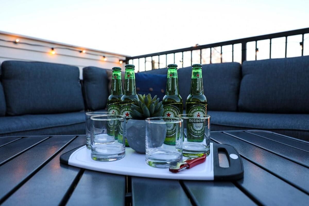 Holiday home New Lux Townhome 6 Mins To Dt Rooftop Sleeps 12