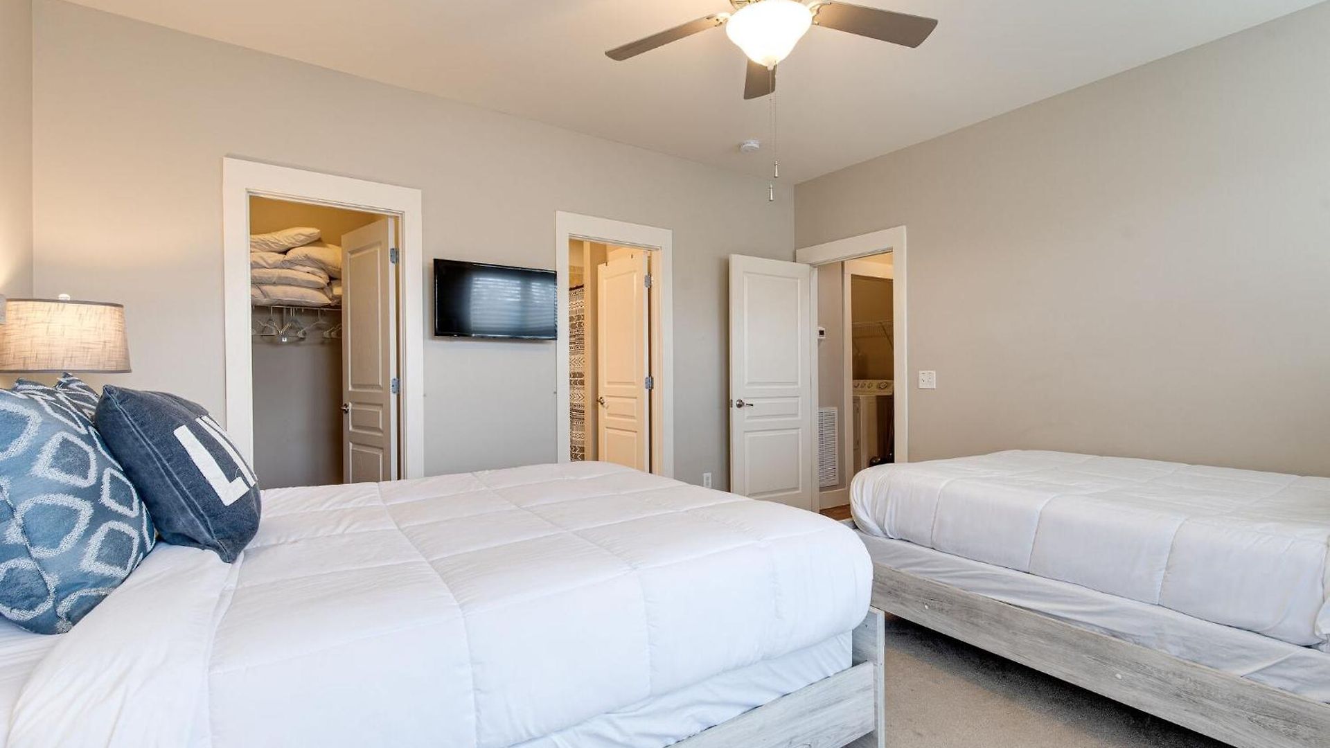 Apartment Modern 3-story West End - Free 2-car Garage *