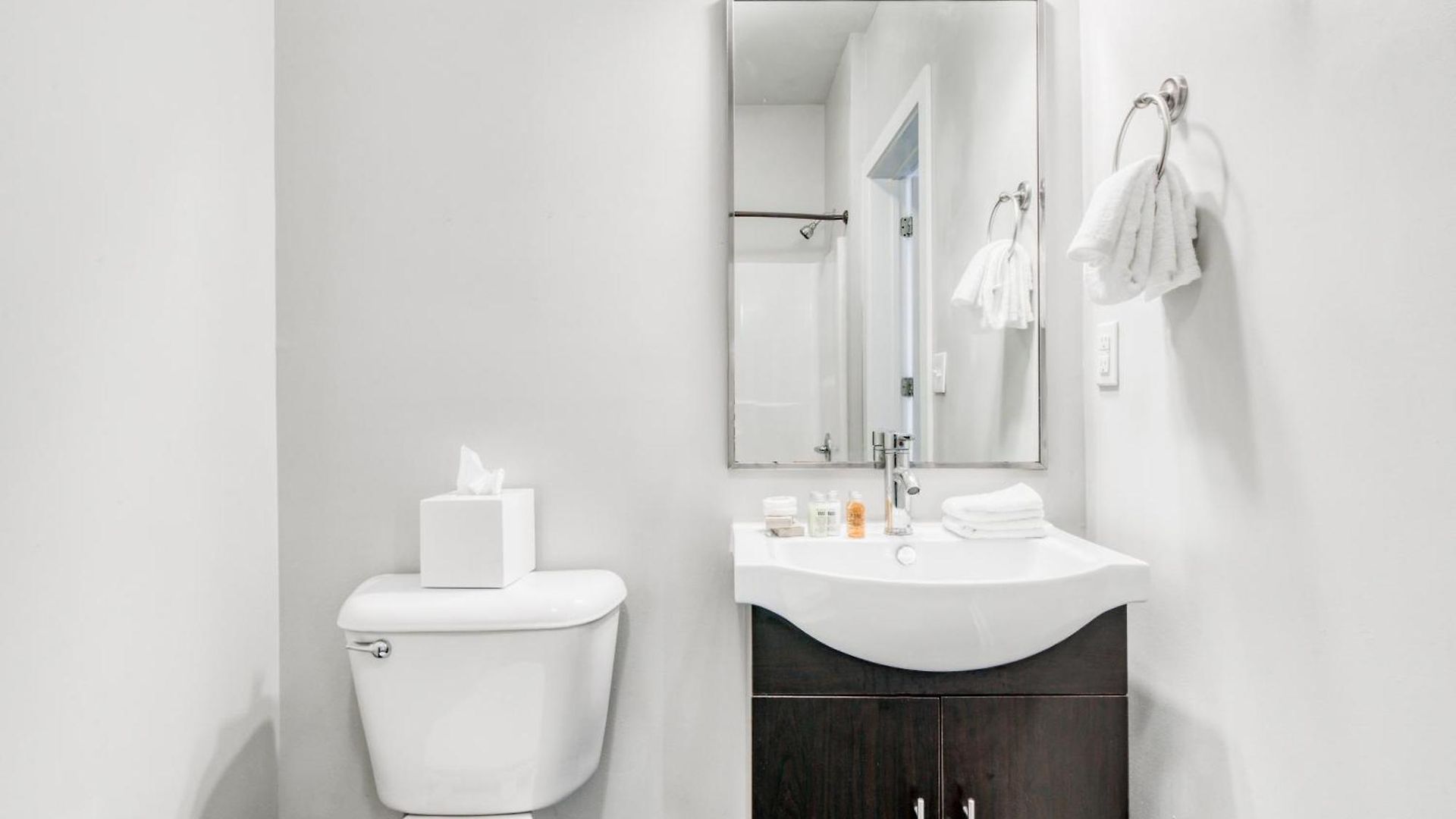 Cozysuites Music Row Bold 1br In Midtown Apartment *