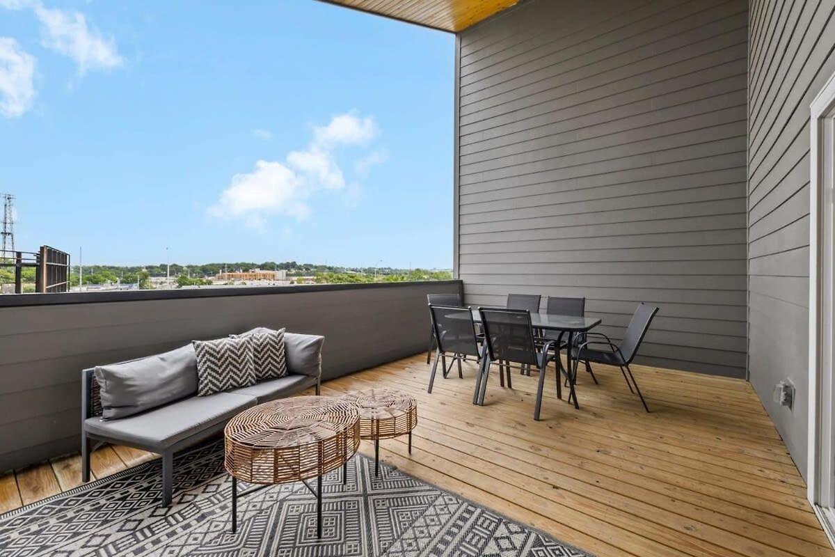 Magnificent 4 Bedroom -w Balcony & Fireplace