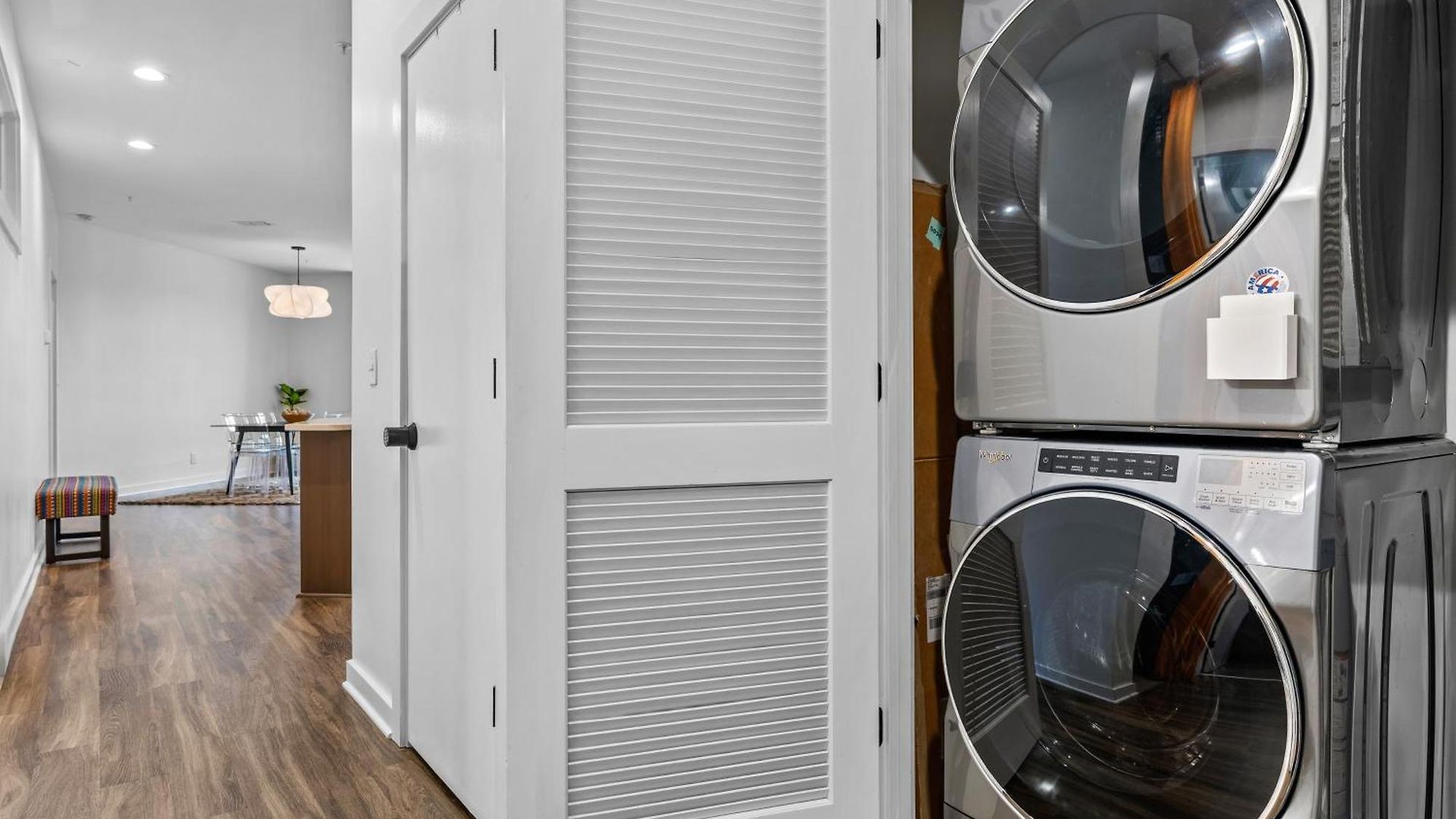 Modern, Free Parking, Walk To Everything Apartment *