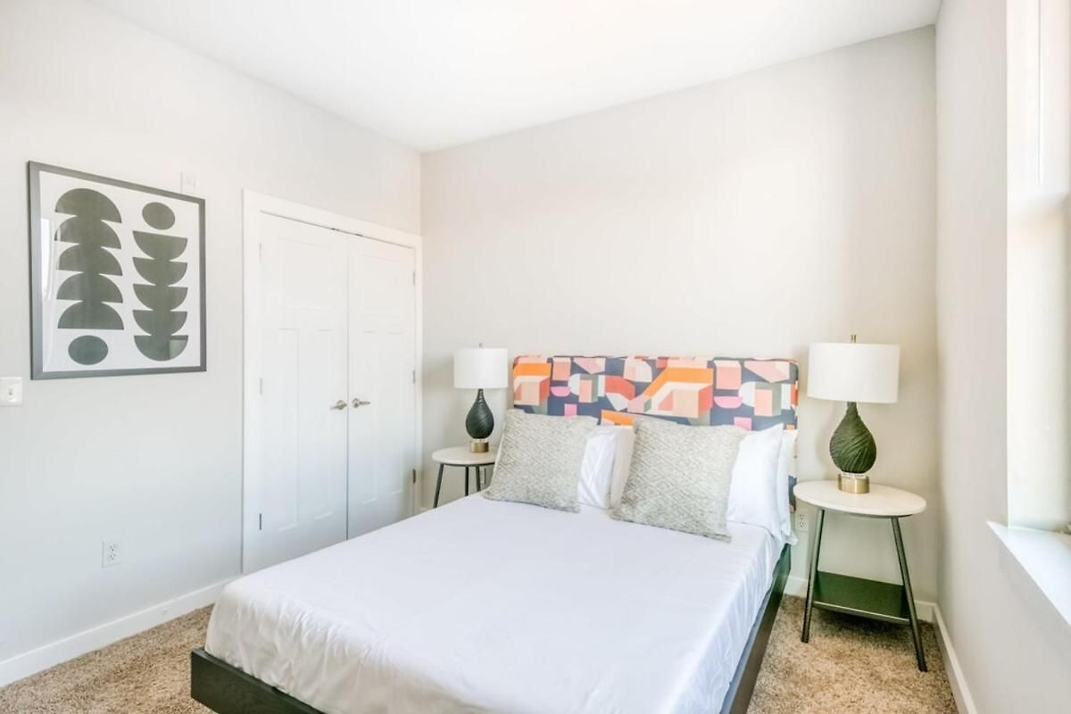 Cozysuites Two Music Row In *