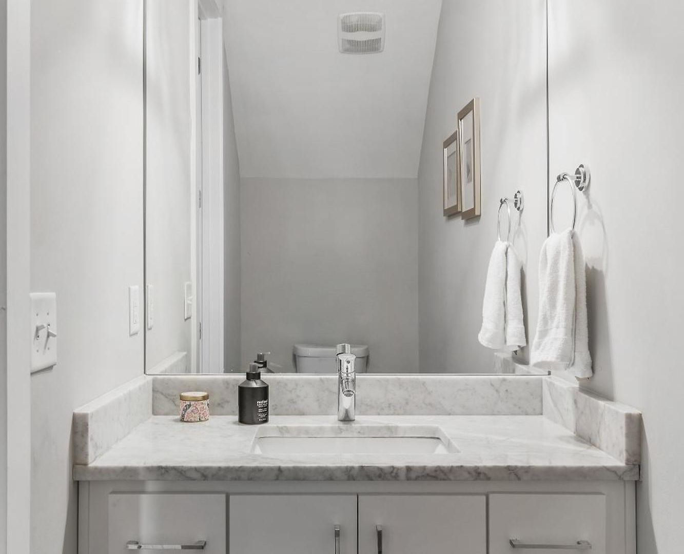Modern Luxury Rooftop Deck, 3 Mi To Downtown Holiday home *
