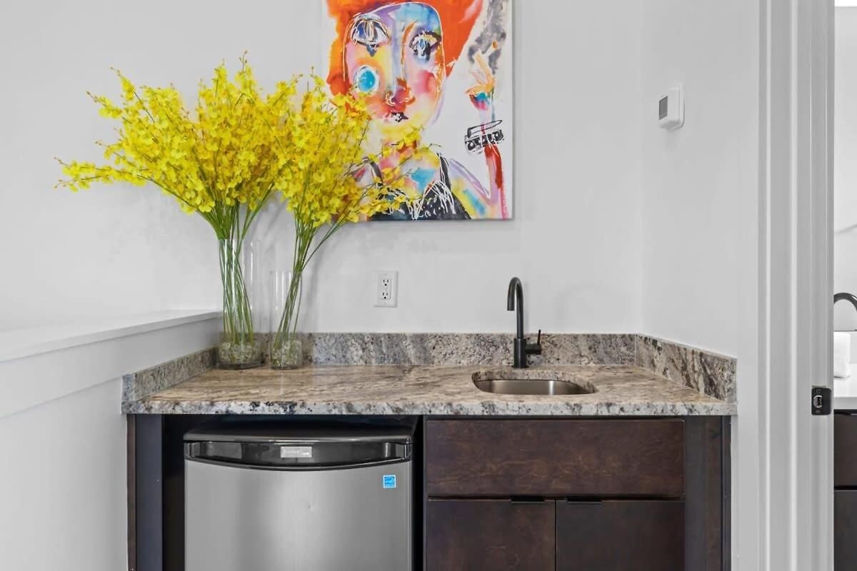 Magnificent 4 Bedroom -w Balcony & Fireplace Nashville
