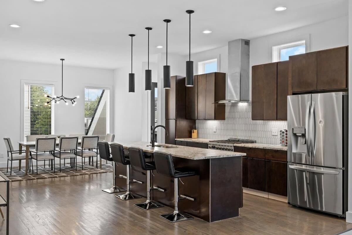 Magnificent 4 Bedroom -w Balcony & Fireplace
