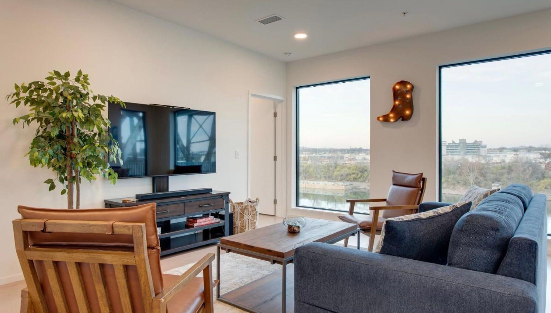 The Riverfront Vip - Walk To Broadway & Nissan Stadium - Free Garage Apartment *