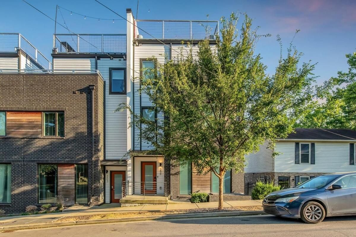 Luxury Retreat: Rooftop Hot Tub Double Deck & Game Nashville