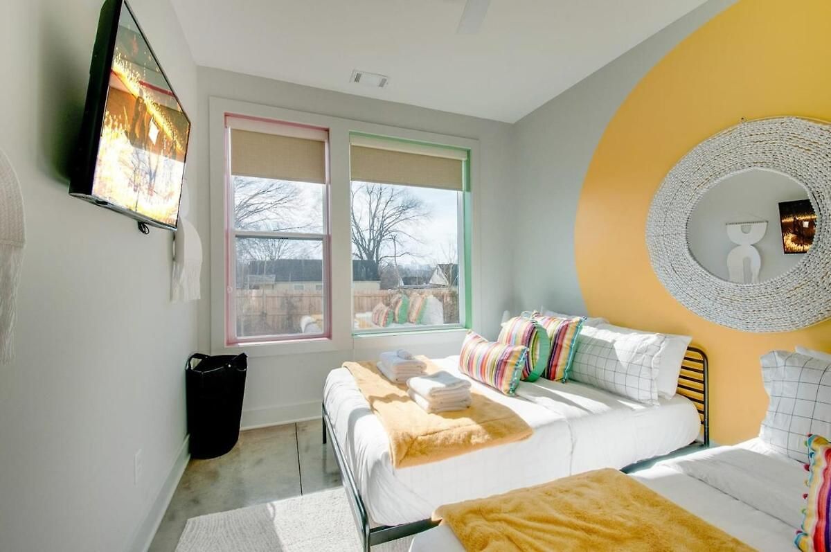 East Nash Lux - 13 Beds & Views