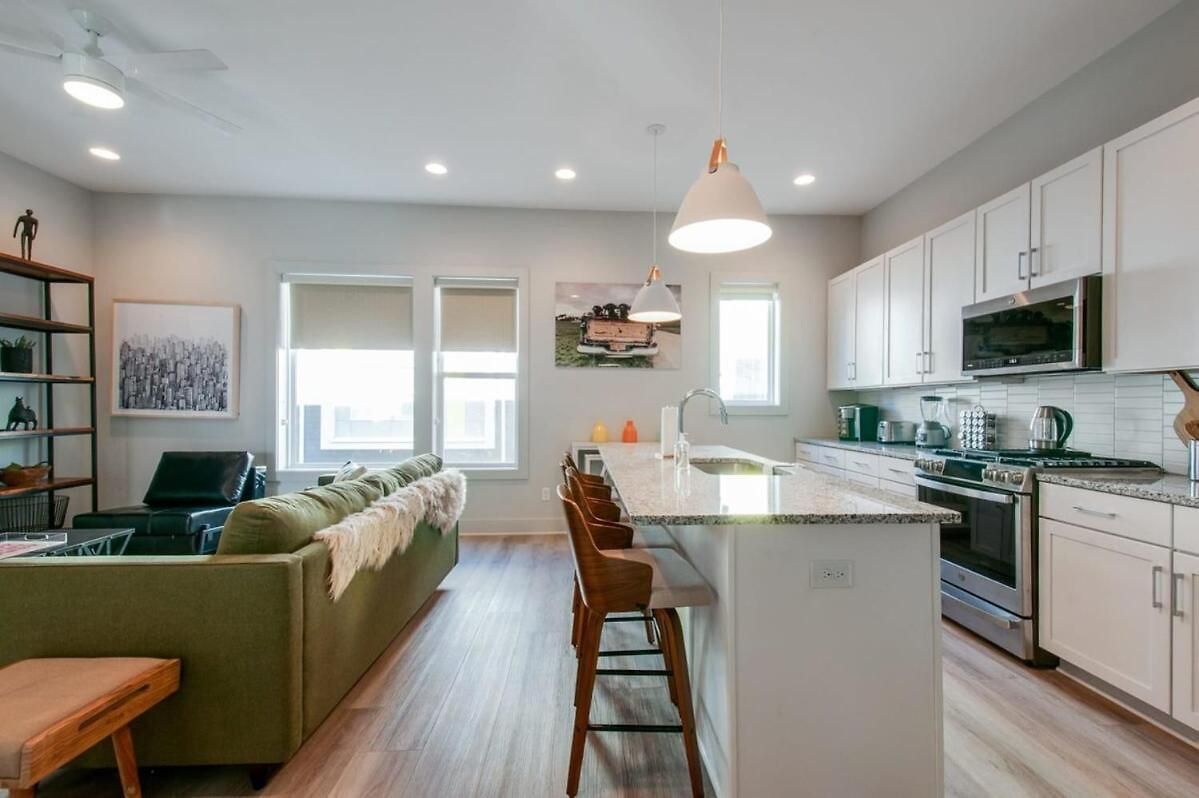 East Nash Lux - 13 Beds & Views