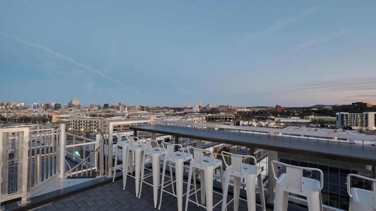 Luxury Retreat: Rooftop Hot Tub Double Deck & Game *