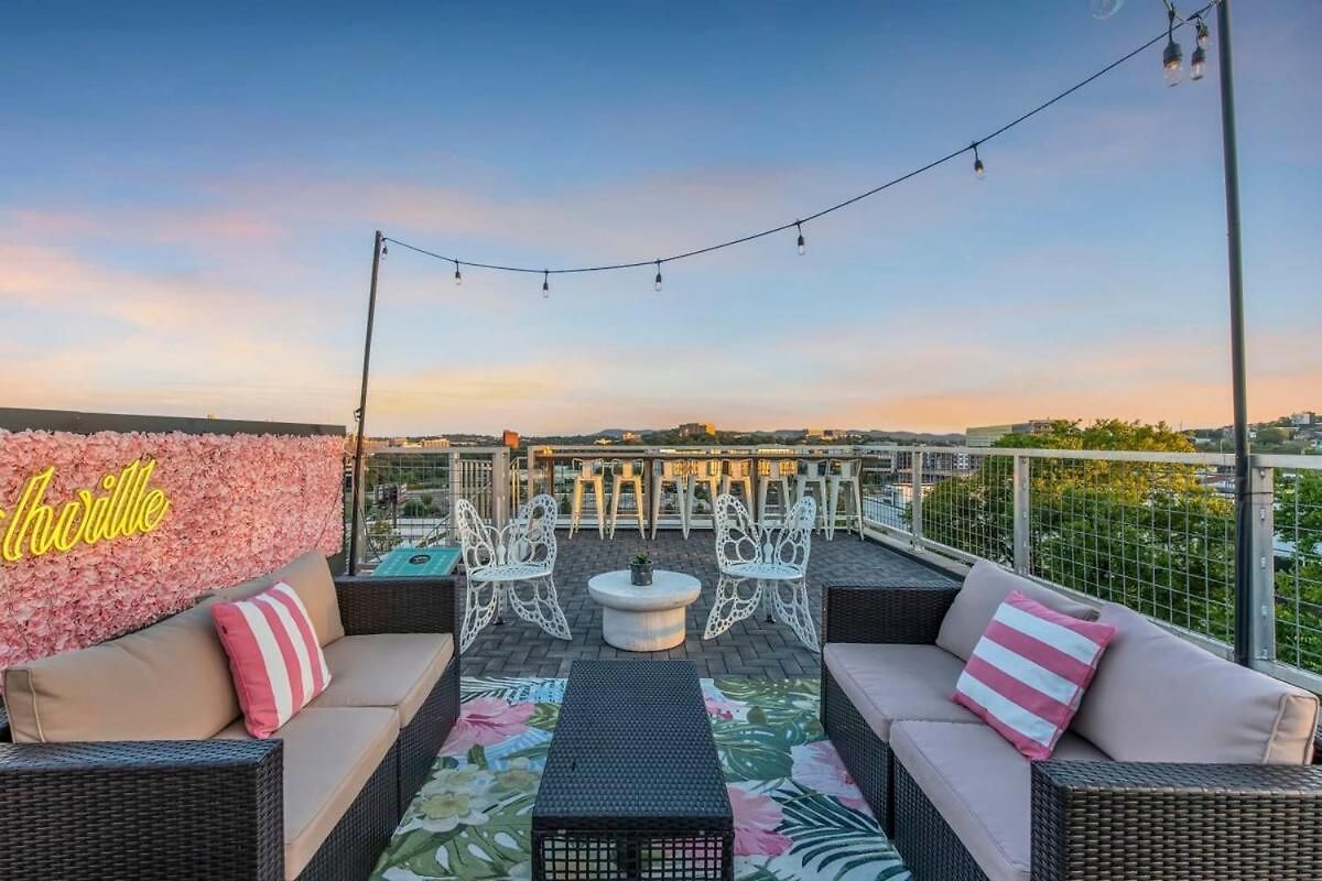 Luxury Retreat: Rooftop Hot Tub Double Deck & Game