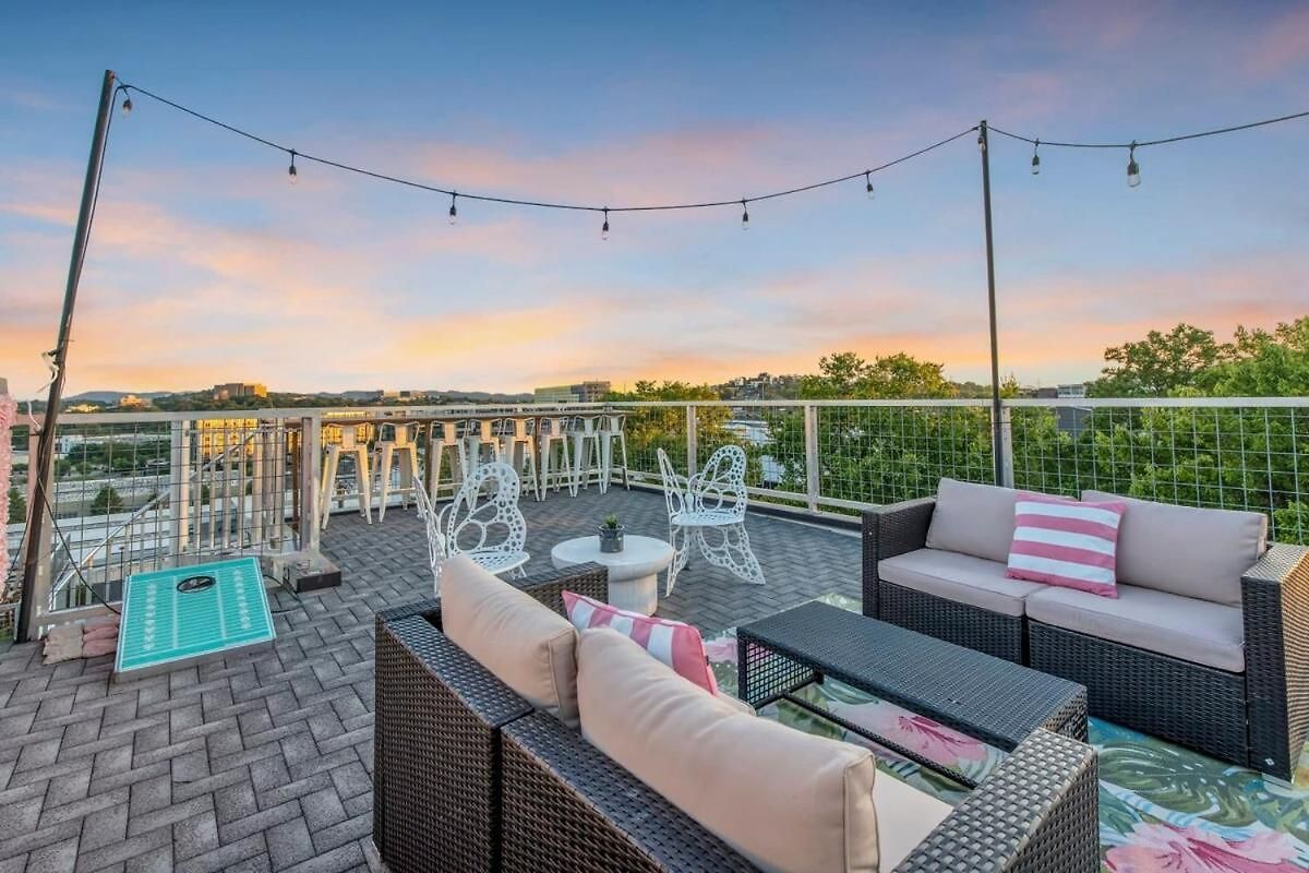 Luxury Retreat: Rooftop Hot Tub Double Deck & Game * Nashville