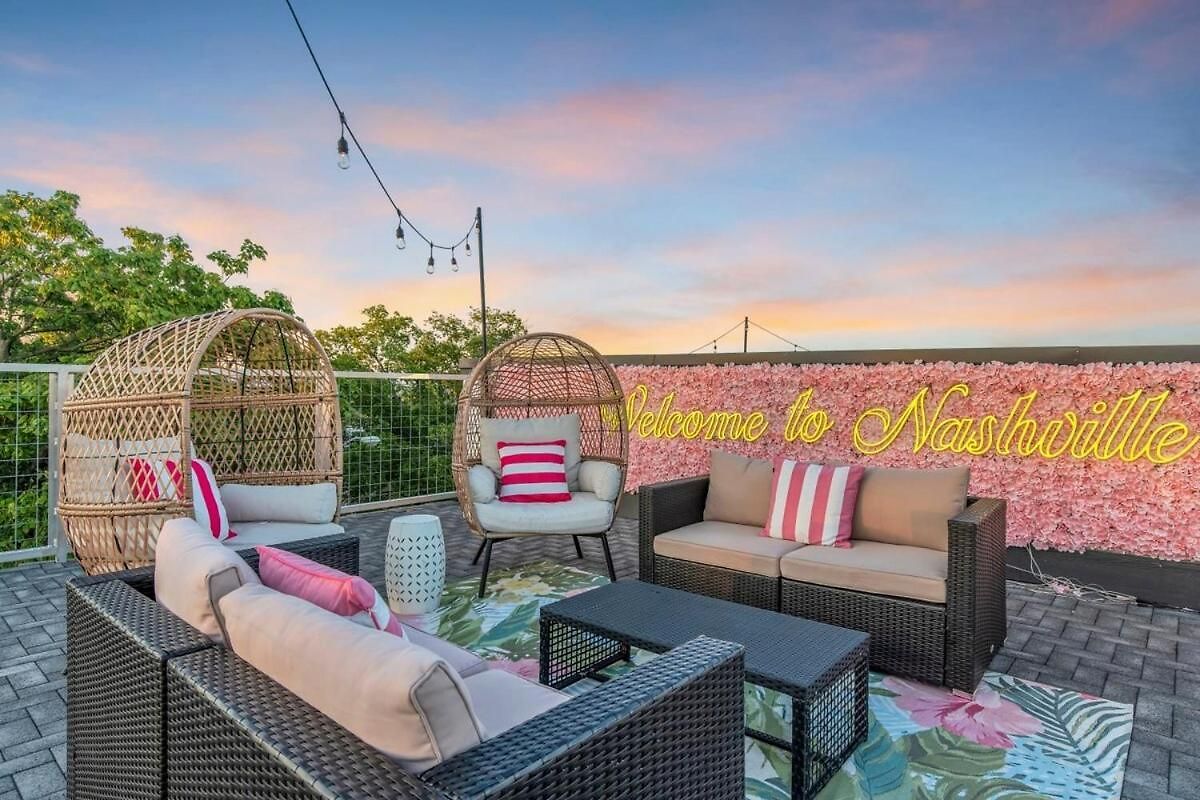 Luxury Retreat: Rooftop Hot Tub Double Deck & Game Holiday home *