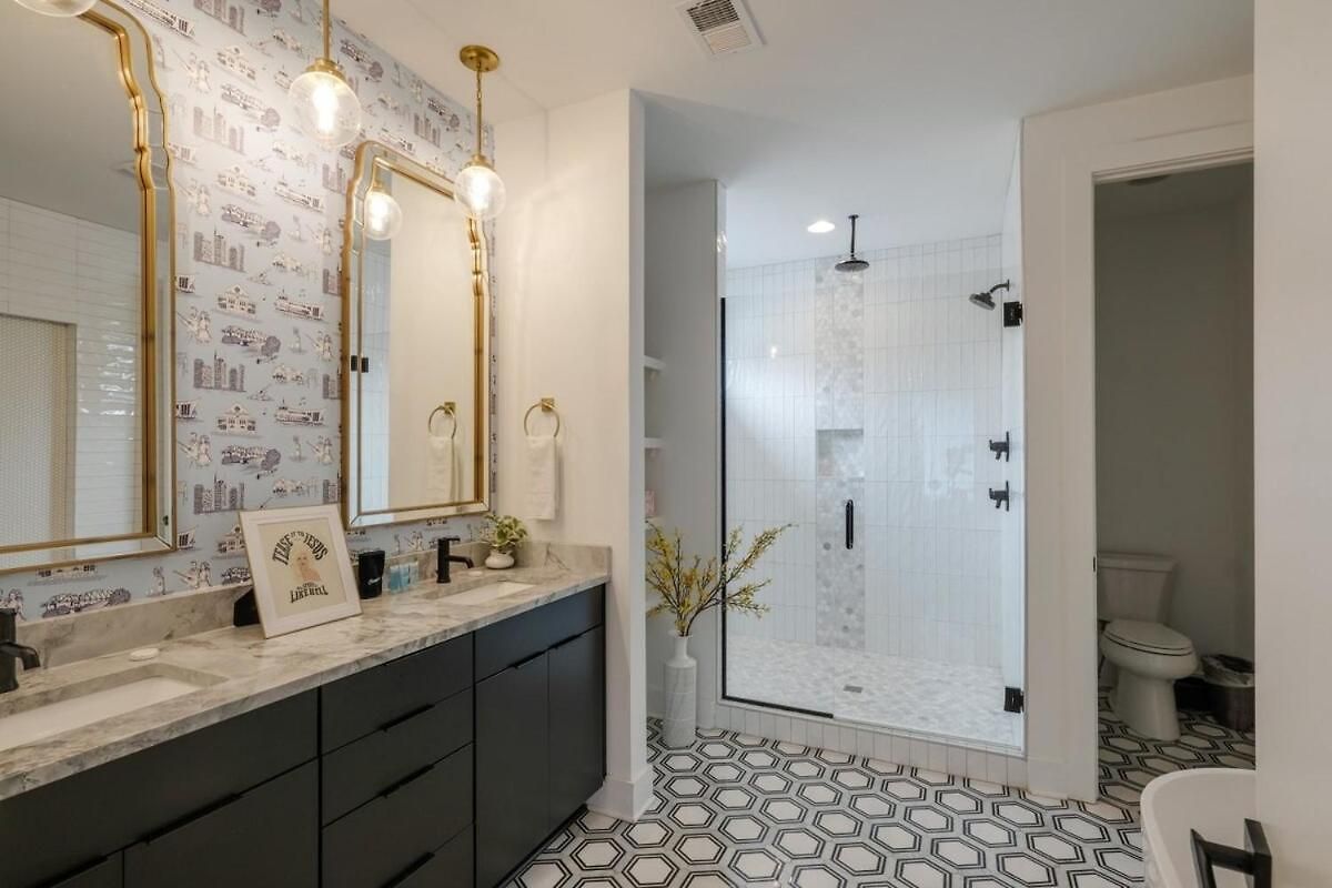 Luxury Retreat: Rooftop Hot Tub Double Deck & Game * Nashville
