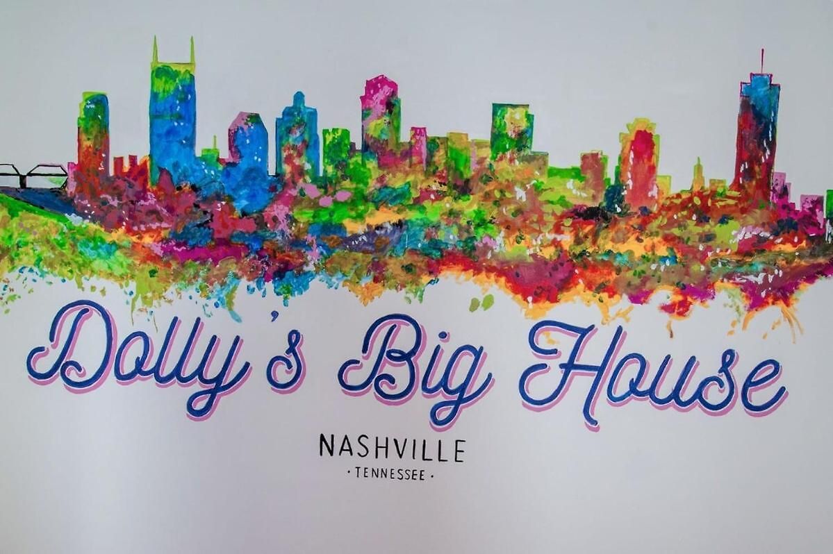 Luxury Retreat: Rooftop Hot Tub Double Deck & Game Holiday home Nashville