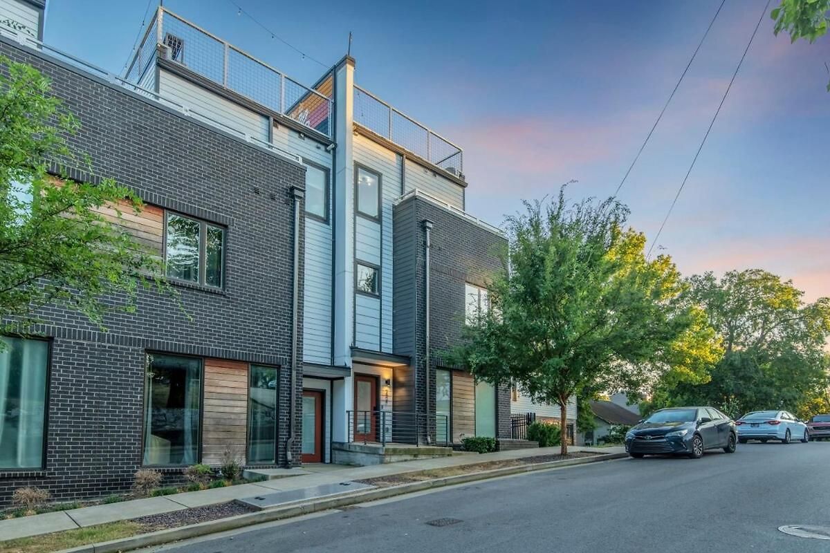 Luxury Retreat: Rooftop Hot Tub Double Deck & Game * Nashville