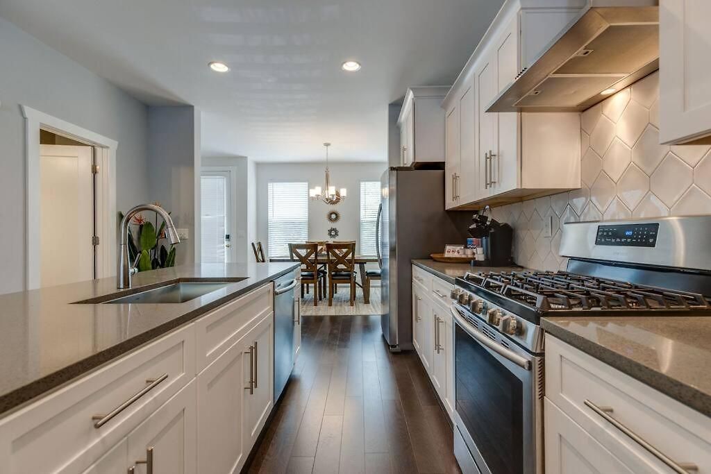 New Townhome 5 Mins To Broadway Sleeps 8 Holiday home