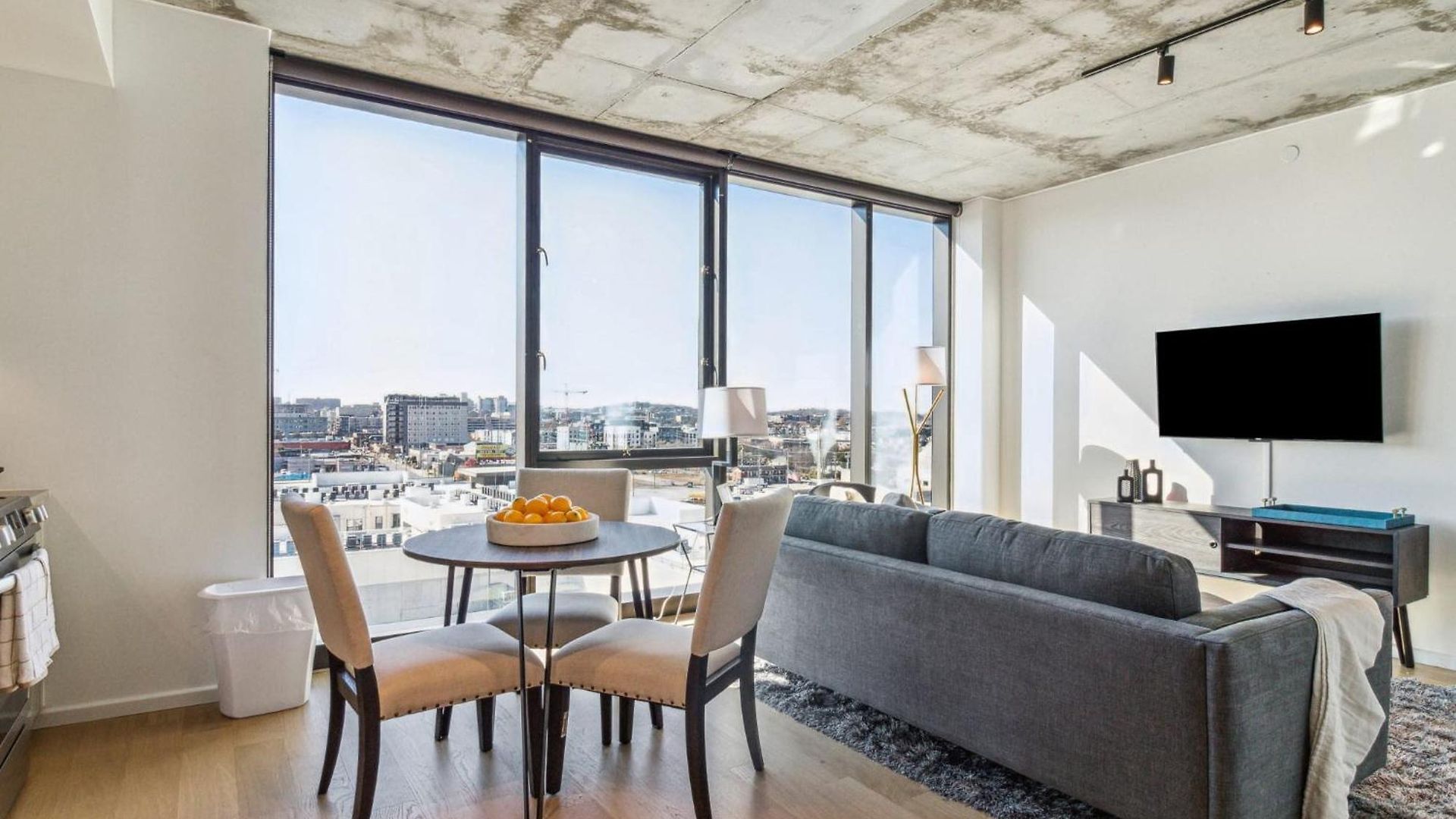 Contemporary City Living In Apartment *