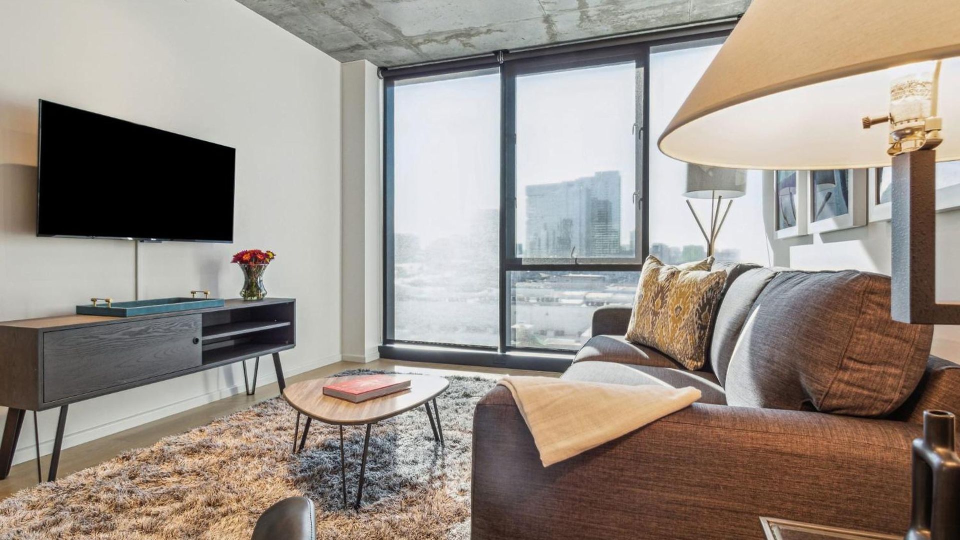 Contemporary City Living In Apartment *
