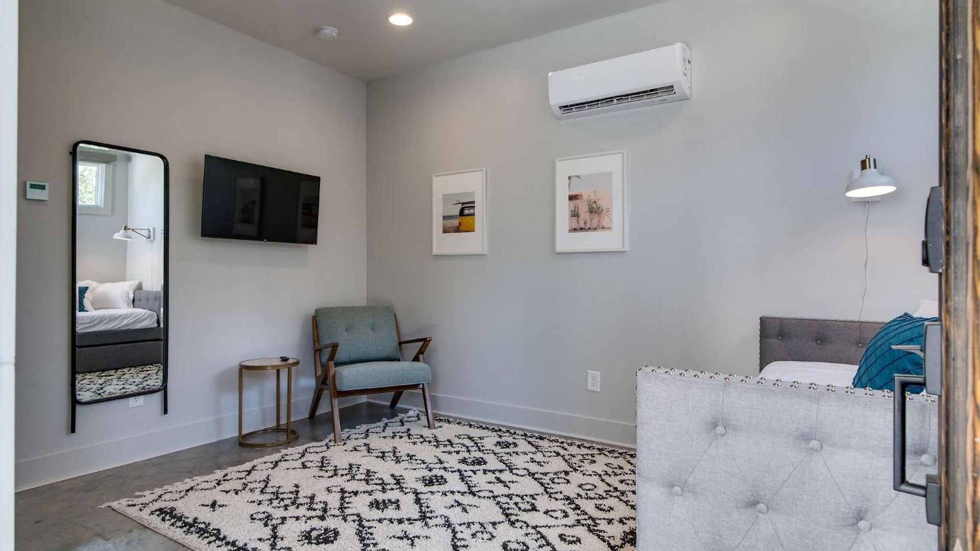 Modern East Gem, Walk To Local Favorites, Cozy Den, Workspace & Smart Tvs, Fully Equipped Kitchen, Garage & Fast Wifi, Near Mas Tacos, Rosepepper & Five Points, 10 Min To Broadway & Nissan Stadium, 24 Hr Hospitality *