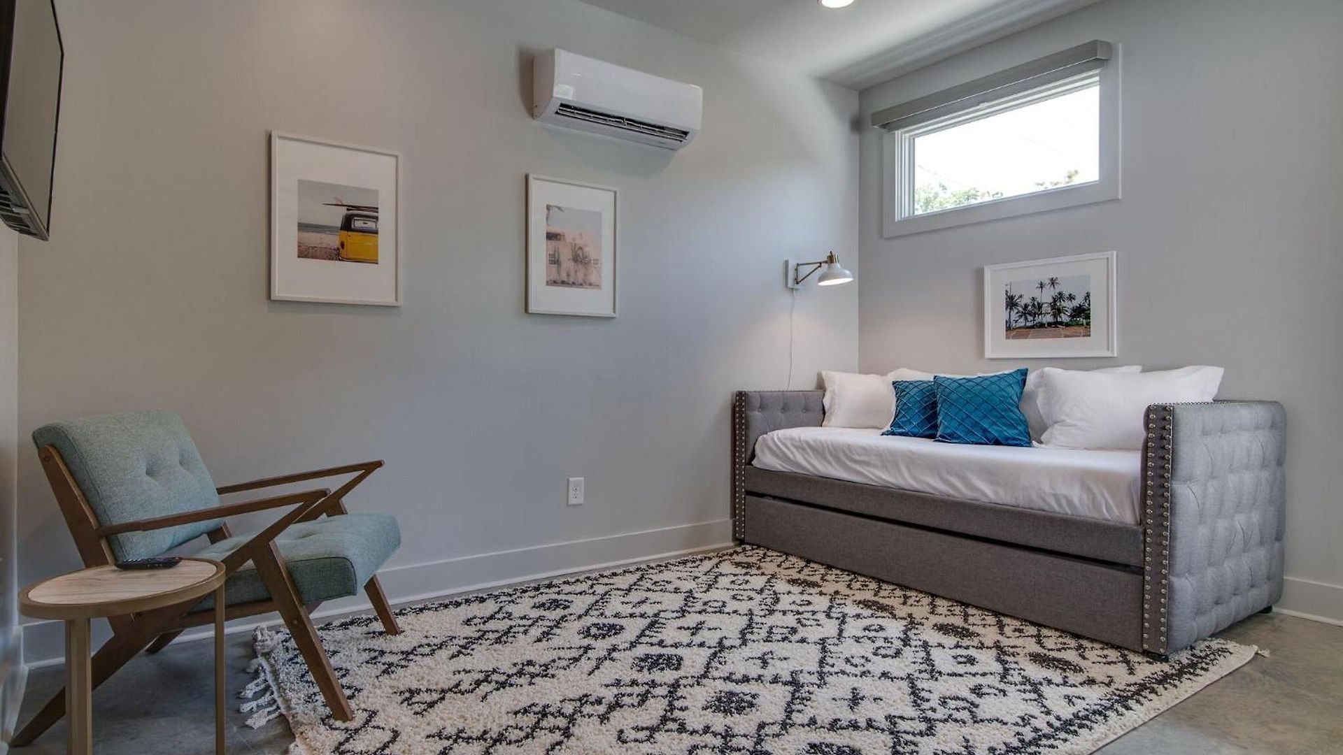 Modern East Gem, Walk To Local Favorites, Cozy Den, Workspace & Smart Tvs, Fully Equipped Kitchen, Garage & Fast Wifi, Near Mas Tacos, Rosepepper & Five Points, 10 Min To Broadway & Nissan Stadium, 24 Hr Hospitality Holiday home