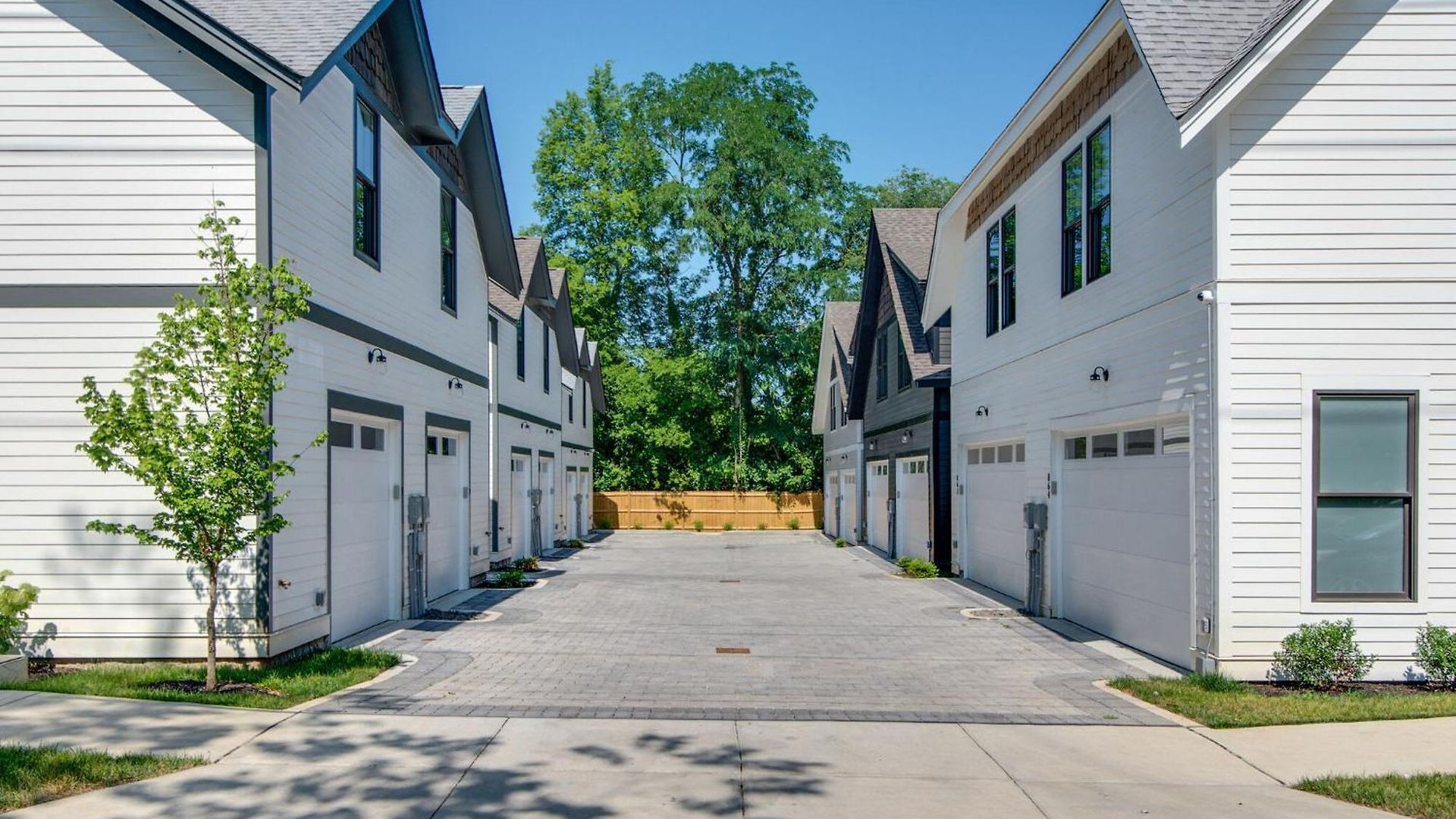Modern East Gem, Walk To Local Favorites, Cozy Den, Workspace & Smart Tvs, Fully Equipped Kitchen, Garage & Fast Wifi, Near Mas Tacos, Rosepepper & Five Points, 10 Min To Broadway & Nissan Stadium, 24 Hr Hospitality