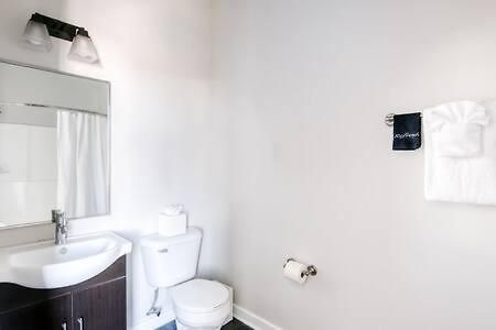 Apartment Two Cozysuites Bold Music Row In *