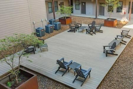 Two Cozysuites Bold Music Row In Nashville