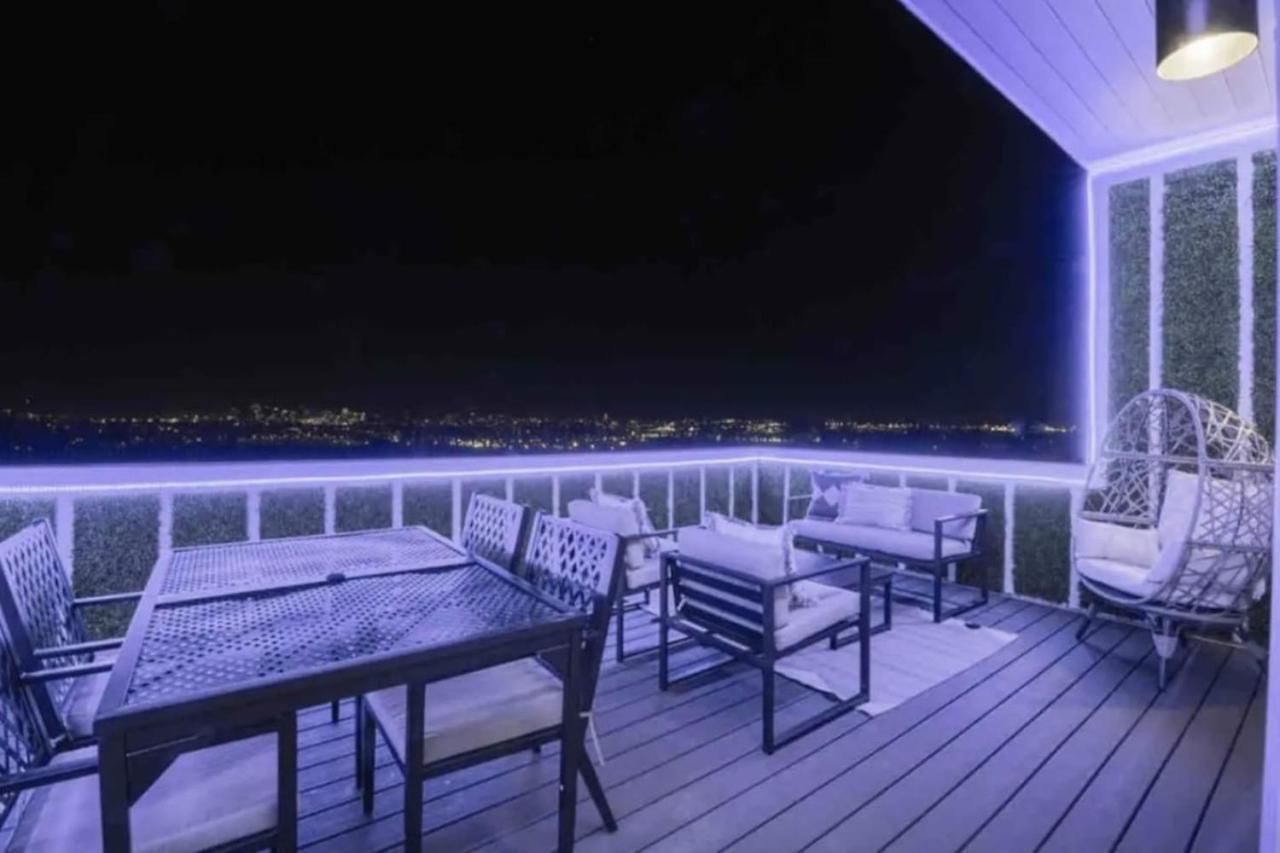 Luxury Four-story Home, Rooftop Deck With Views, Pingpong! Sleeps 12! Holiday home Nashville