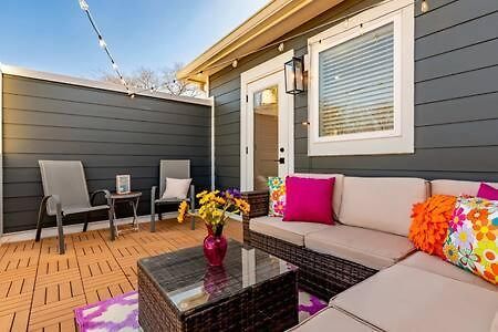 Disco Dollhouse - East + 2 8 Mi Downtown Holiday home