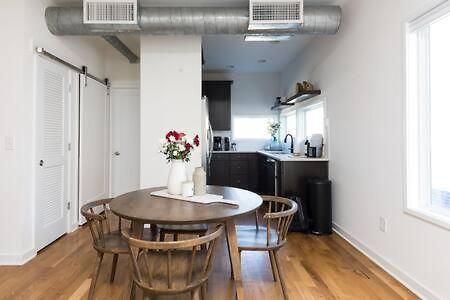 The Finley Loft - Quite Located In The Nations! *