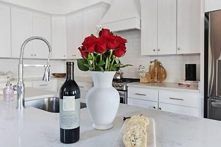 The Maple House - Huge Backyard & Mins To Broadway Holiday home