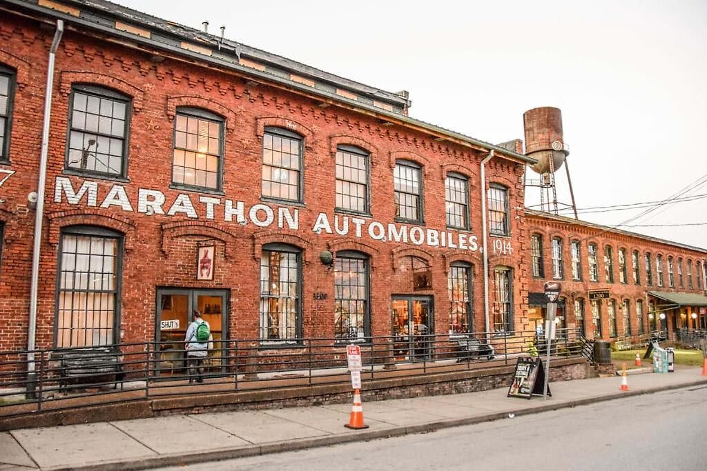Gated Luxe With Rooftop, Bunk Room, & Parking, Sleeps 10 With King Suite, Queen & Custom Bunks, Gourmet Kitchen With Wine Fridge, Rooftop Patio, Dog Friendly, Dedicated Parking, Mins From Downtown And Broadway, 24 Hour Hospitality *