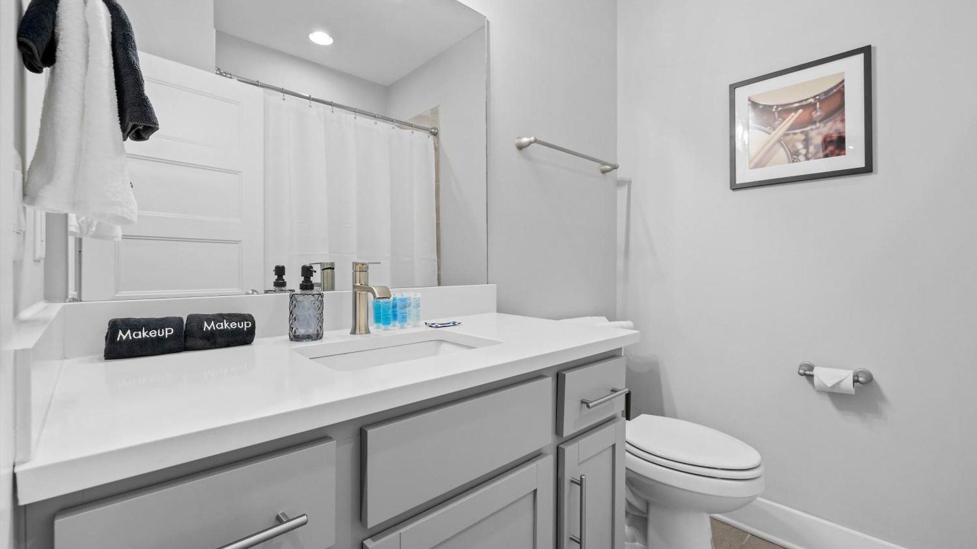 5 Mins To Dt ~gameroom ~ Balcony~sleeps 10~karaoke *